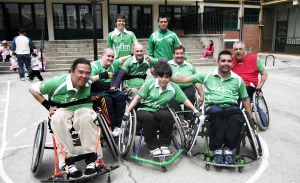 Foto de los 9 integrantes del equipo posando en el patio de un colegio