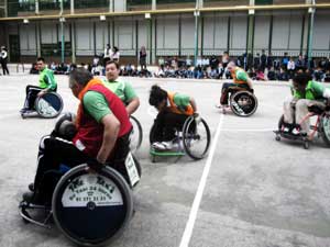 Lo Toros en plena exibición en un colegio. En plena acción defensiva